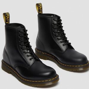 Dr. Martens 1460 Smooth Leather Lace-Up 7 Black Air Wair Combat Moto Boots New